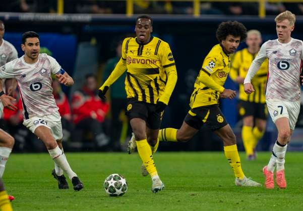 Jamie Gittens (Borussia Dortmund, 43) im Zweikampf mit Benjamin Andre (OSC Lille, 21) Borussia Dortmund vs. OSC Lille, Fussball, UEFA Champions League, Round of 16, Saison 2024 2025, 04.03.2025 DFL regulations prohibit any use of photographs as image sequences and or quasi-video. Copyright: HMBxMedia xMarcoxBader