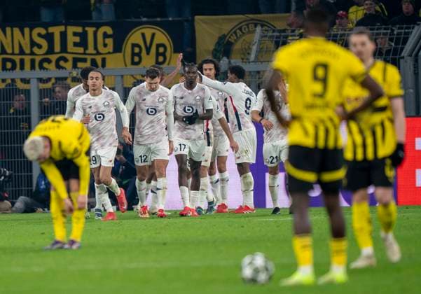 Jubel bei OSC Lille. Im Vordergrund Fassungslosigkeit bei Julian Ryerson (Borussia Dortmund, 26), Serhou Guirassy (Borussia Dortmund, 9) und Marcel Sabitzer (Borussia Dortmund, 20) Borussia Dortmund vs. OSC Lille, Fussball, UEFA Champions League, Round of 16, Saison 2024 2025, 04.03.2025 DFL regulations prohibit any use of photographs as image sequences and or quasi-video. Copyright: HMBxMedia xMarcoxBader