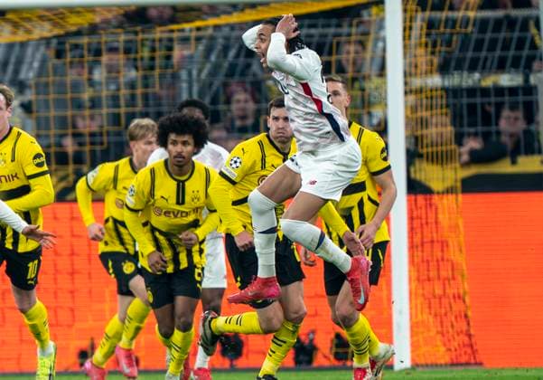 Ethan Mbappe (OSC Lille, 29) ist fassungslos über die Entscheidung von Jose Maria Sanchez Martinez (Referee, Spain). Springt in Luft und Hände auf den Kopf geschlagen. Borussia Dortmund vs. OSC Lille, Fussball, UEFA Champions League, Round of 16, Saison 2024 2025, 04.03.2025 DFL regulations prohibit any use of photographs as image sequences and or quasi-video. Copyright: HMBxMedia xMarcoxBader