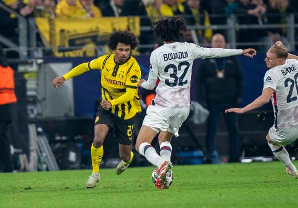 Zweikampf zwischen: Karim Adeyemi (Borussia Dortmund, 27) und Ayyoub Bouaddi (OSC Lille, 32) Borussia Dortmund vs. OSC Lille, Fussball, UEFA Champions League, Round of 16, Saison 2024 2025, 04.03.2025 DFL regulations prohibit any use of photographs as image sequences and or quasi-video. Copyright: HMBxMedia xMarcoxBader
