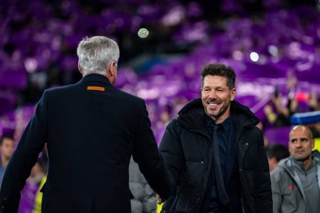 Real Madrid CF vs Atletico de Madrid - UEFA Champions League 2024 25 Round of 16 First Leg Carlo Ancelotti (R), head coach of Real Madrid CF, hugs Diego Pablo Simeone (L), head coach of Atletico de Madrid during the UEFA Champions League 2024 25 Round of 16 first leg match between Real Madrid C.F. and Atletico de Madrid at Estadio Santiago Bernabeu on March 4, 2025 in Madrid, Spain. Madrid Estadio Santiago Bernabeu Madrid Spain Copyright: xAlbertoxGardinx AGardin_20250304_Football_Champions_Real_Madrid_Atletico_Madrid_0447