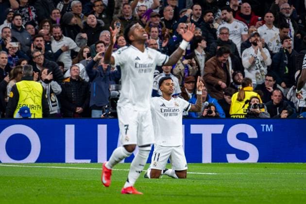 Real Madrid CF vs Atletico de Madrid - UEFA Champions League 2024 25 Round of 16 First Leg Vinicius Junior (L) and Rodrygo Silva de Goes (R) of Real Madrid CF celebrates a goal during the UEFA Champions League 2024 25 Round of 16 first leg match between Real Madrid C.F. and Atletico de Madrid at Estadio Santiago Bernabeu on March 4, 2025 in Madrid, Spain. Madrid Estadio Santiago Bernabeu Madrid Spain Copyright: xAlbertoxGardinx AGardin_20250304_Football_Champions_Real_Madrid_Atletico_Madrid_0456
