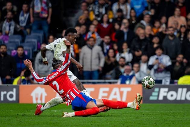 Real Madrid CF vs Atletico de Madrid - UEFA Champions League 2024 25 Round of 16 First Leg Vinicius Junior of Real Madrid CF (L) fights for the ball against Jose Gimenez of Atletico de Madrid (R) during the UEFA Champions League 2024 25 Round of 16 first leg match between Real Madrid C.F. and Atletico de Madrid at Estadio Santiago Bernabeu on March 4, 2025 in Madrid, Spain. Madrid Estadio Santiago Bernabeu Madrid Spain Copyright: xAlbertoxGardinx AGardin_20250304_Football_Champions_Real_Madrid_Atletico_Madrid_0510