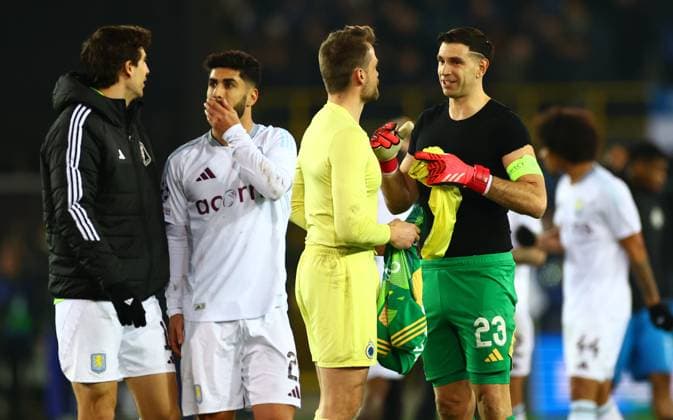 Simon Mignolet of Club Brugge and Emiliano Martinez of Aston Villa swap shirts after the match. Club Brugge v Aston Villa, UEFA Champions League, Round of 16, First Leg, Football, Jan Breydel Stadium, Brugge, Belgium - 04 Mar 2025 EDITORIAL USE ONLY No use with unauthorised audio, video, data, fixture lists, club league logos or live services. Online in-match use limited to 120 images, no video emulation. No use in betting, games or single club league player publications.  Copyright: xJamesxMarsh Shutterstockx 15176976cd
