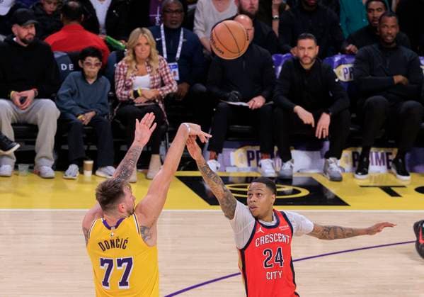 Luka Doncic 77 of the Los Angeles Lakers puts a shot over Jordan Hawkins 24 of the New Orleans Pelicans during their regular season NBA, Basketball Herren, USA game on Tuesday March 4, 2025 at Crypto.com Arena in Los Angeles, California USA. Lakers v Pelicans !ACHTUNG: NUR REDAKTIONELLE NUTZUNG!  Copyright: xJAVIERxROJAS EFEx AME6711 20250305-55016141254_1