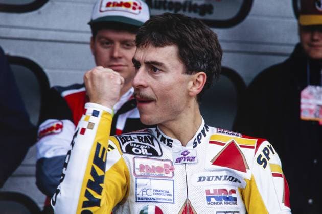 Archivbilder der Woche SPORT KW10 Dirk Raudies DEU, Siegerfaust, Motorrad Weltmeisterschaft, gelbe Honda 125, Gewinner des GP von Deutschland, Hockenheimring, 12. Juni 1994 Dirk Raudies DEU, winner s fist, Motorcycle World Championship, WM, Weltmeisterschaft yellow Honda 125, winner of the German GP, Hockenheimring, 12 June 1994 Copyright: imageBROKER malafo hn iblmsl12570056.jpg Bitte beachten Sie die gesetzlichen Bestimmungen des deutschen Urheberrechtes hinsichtlich der Namensnennung des Fotografen im direkten Umfeld der Veröffentlichung Dirk Raudies (DEU), Siegerfaust, Motorrad Weltmeisterschaft, gelbe Honda 125, Gewinner des GP von Deutschland, Hockenhei imago images 0803025219