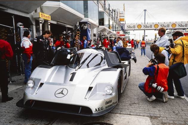 Archivbilder der Woche SPORT KW10 Mercedes C11 Nr. 1 in der Boxengasse, der Wagen von Jean-Louis Schlesser F und Mauro Baldi ITA, Sportwagen-Weltmeisterschaft, 480 km Rennen auf dem Nürburgring, Team Sauber Mercedes, Deutschland, 19. August 1990, Europa Mercedes C11 No. 1 in the pit lane, the car of Jean-Louis Schlesser F and Mauro Baldi ITA, Sports Car World Championship, WM, Weltmeisterschaft 480 km race at the Nürburgring race track race track, Team Sauber Mercedes, Germany, 19 August 1990, Europe Copyright: imageBROKER malafo hn iblmsl12695521.jpg Bitte beachten Sie die gesetzlichen Bestimmungen des deutschen Urheberrechtes hinsichtlich der Namensnennung des Fotografen im direkten Umfeld der Veröffentlichung Mercedes C11 Nr. 1 in der Boxengasse, der Wagen von Jean-Louis Schlesser (F) und Mauro Baldi (ITA), Sportwagen-Weltmeist imago images 0804310550