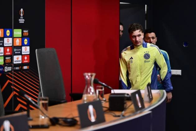 AMSTERDAM - Ajax coach Francesco Farioli, Mika Godts during a press conference, PK, Pressekonferenz ahead of the Europa League last 16 match, against Eintracht Frankfurt. ANP OLAF CRACK xVIxANPxSportx xxANPxIVx 521623517 originalFilename: 521623517.jpg