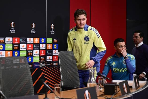 AMSTERDAM - Ajax coach Francesco Farioli, Mika Godts during a press conference, PK, Pressekonferenz ahead of the Europa League last 16 match, against Eintracht Frankfurt. ANP OLAF CRACK xVIxANPxSportx xxANPxIVx 521623522 originalFilename: 521623522.jpg