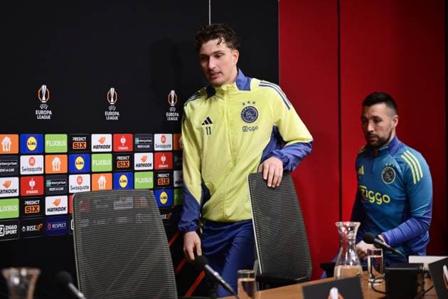 AMSTERDAM - Ajax coach Francesco Farioli, Mika Godts during a press conference, PK, Pressekonferenz ahead of the Europa League last 16 match, against Eintracht Frankfurt. ANP OLAF CRACK xVIxANPxSportx xxANPxIVx 521623591 originalFilename: 521623591.jpg