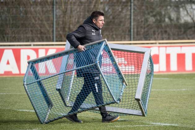05.03.2025, Fußball, Herren, 1.BL, Saison 2024 2025, Training Holstein Kiel Trainer Marcel Rapp beim Mini-Tore tragen Kiel, Projensdorf Projensdorf, Trainigsplatz, Kuns Schleswig-Holstein Deutschland