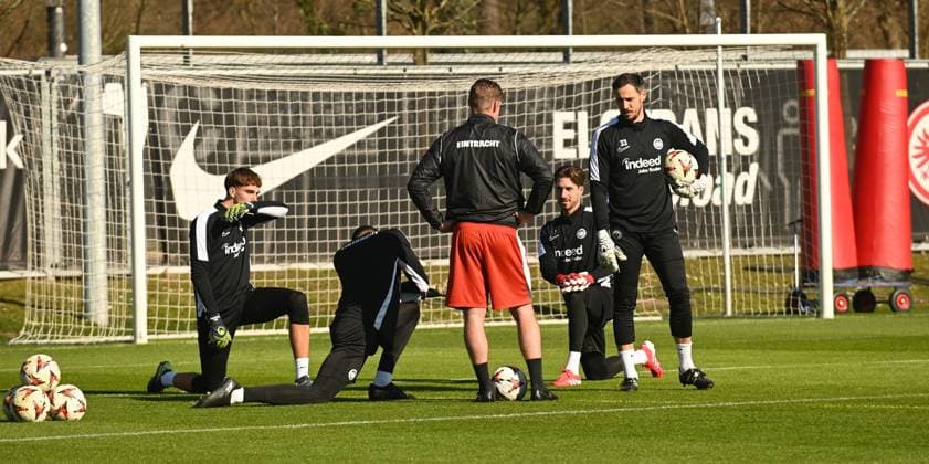 05.03.2025 Frankfurt am Main, Deutsche Bank Park Bundesliga Saison 2024 2025 Eintracht Frankfurt - Training Torwarttrainer Jan Zimmermann mit den Torhütern Torwart Kevin Trapp (1, Eintracht Frankfurt), Torwart Jens Grahl (33, Eintracht Frankfurt), Torwart Nils Ramming (43, Eintracht Frankfurt), Torwart Kaua Santos (40, Eintracht Frankfurt) DFL DFB REGULATIONS PROHIBIT ANY USE OF PHOTOGRAPHS AS IMAGE SEQUENCES AND OR QUASI-VIDEO.