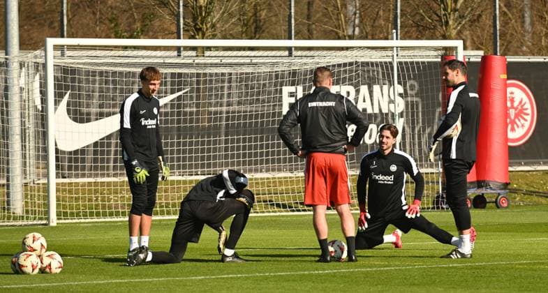 05.03.2025 Frankfurt am Main, Deutsche Bank Park Bundesliga Saison 2024 2025 Eintracht Frankfurt - Training Torwarttrainer Jan Zimmermann mit den Torhütern Torwart Kevin Trapp (1, Eintracht Frankfurt), Torwart Jens Grahl (33, Eintracht Frankfurt), Torwart Nils Ramming (43, Eintracht Frankfurt), Torwart Kaua Santos (40, Eintracht Frankfurt) DFL DFB REGULATIONS PROHIBIT ANY USE OF PHOTOGRAPHS AS IMAGE SEQUENCES AND OR QUASI-VIDEO.