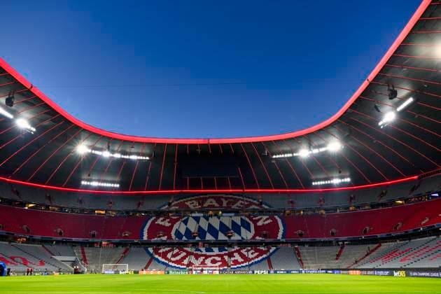 vor Spielbeginn: Innenraum illuminiert Tribuene blaue Stunde Totale FC Bayern Muenchen FCB vs Bayer 04 Leverkusen B04 Achtelfinale Hinspiel 05.03.2025 DFL REGULATIONS PROHIBIT ANY USE OF PHOTOGRAPHS AS IMAGE SEQUENCES AND OR QUASI-VIDEO FC Bayern Muenchen FCB vs Bayer 04 Leverkusen B04
