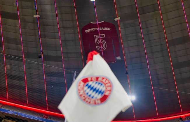 vor Spielbeginn: Innenraum illuminiert Trikot Nr. 5 Franz Beckenbauer haengt unter dem Dach der Suedtribuene Eckfahne FC Bayern Muenchen FCB vs Bayer 04 Leverkusen B04 Achtelfinale Hinspiel 05.03.2025 DFL REGULATIONS PROHIBIT ANY USE OF PHOTOGRAPHS AS IMAGE SEQUENCES AND OR QUASI-VIDEO FC Bayern Muenchen FCB vs Bayer 04 Leverkusen B04