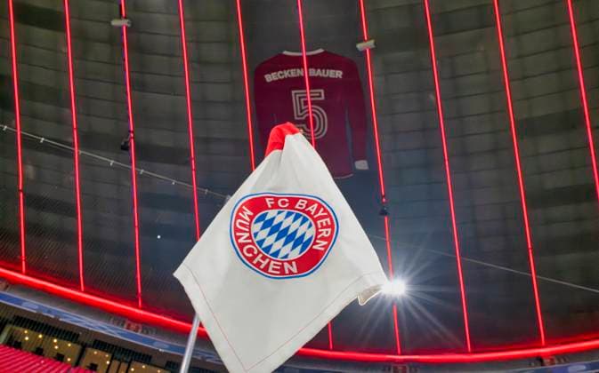 vor Spielbeginn: Innenraum illuminiert Trikot Nr. 5 Franz Beckenbauer haengt unter dem Dach der Suedtribuene Eckfahne FC Bayern Muenchen FCB vs Bayer 04 Leverkusen B04 Achtelfinale Hinspiel 05.03.2025 DFL REGULATIONS PROHIBIT ANY USE OF PHOTOGRAPHS AS IMAGE SEQUENCES AND OR QUASI-VIDEO FC Bayern Muenchen FCB vs Bayer 04 Leverkusen B04