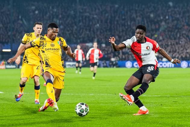 UEFA Champions League: Feyenoord v FC Inter Milan Rotterdam - Denzel Dumfries of FC Inter Milan, Ibrahim Osman of Feyenoord during the 1st leg of the round of 16 of new format of the Champions League 2024 2025. The match is set between Feyenoord and FC Inter Milan at Stadion Feijenoord De Kuip on 5 March 2025 in Rotterdam, The Netherlands. Copyright: xRenexNijhuisx
