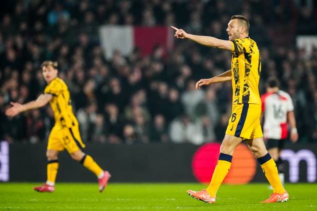 UEFA Champions League: Feyenoord v FC Inter Milan Rotterdam - Stefan de Vrij of FC Inter Milan during the 1st leg of the round of 16 of new format of the Champions League 2024 2025. The match is set between Feyenoord and FC Inter Milan at Stadion Feijenoord De Kuip on 5 March 2025 in Rotterdam, The Netherlands. Copyright: xYannickxVerhoevenx