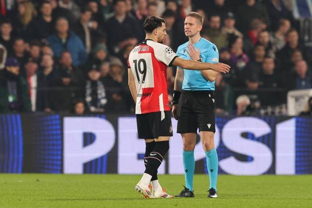 2025-03-05 Feyenoord v FC Internazionale Milano - UEFA Champions League 2024 25 Round of 16 First Leg ROTTERDAM, NETHERLANDS - MARCH 5: Referee Espen Eskas in discussion with Julian Carranza of Feyenoord during the UEFA Champions League 2024 25 Round of 16 First Leg match between Feyenoord and FC Internazionale Milano at Stadion Feijenoord on March 5, 2025 in Rotterdam, Netherlands. Rotterdam Stadion Feijenoord Netherlands Content not available for redistribution in The Netherlands directly or indirectly through any third parties. Copyright: xHansxvanxderxValkx