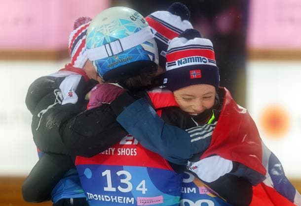 Sport Themen der Woche KW10 Sport Bilder des Tages NORDIC SKIING - FIS Nordic WC Trondheim 2025 TRONDHEIM,NORWAY,05.MAR.25 - NORDIC SKIING, Ski jumping, Skispringen, Ski, nordisch - FIS Nordic World Ski Championships, large hill, mixed team. Image shows the rejoicing of Johann Andre Forfang, Marius Lindvik, Eirin Maria Kvandal and Anna Odine Stroem (NOR).  GEPAxpictures xThomasxBachun