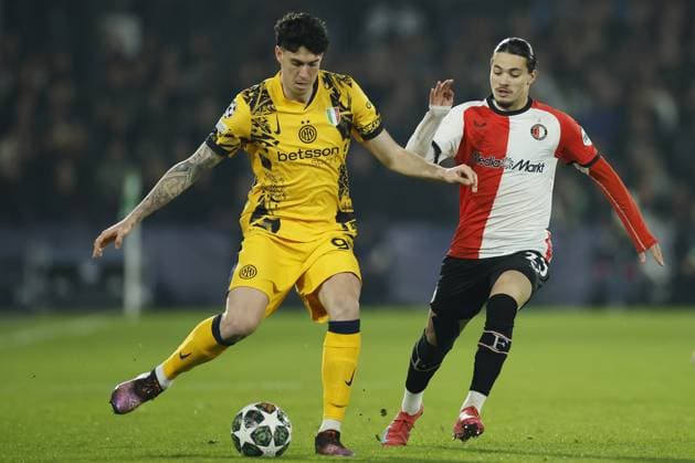 ROTTERDAM - (l-r) Alessandro Bastoni of FC Internazionale Milano, Anis Hadj Moussa of Feyenoord during the UEFA Champions League match between Feyenoord and Internazionale Milano at Feyenoord Stadion de Kuip on March 5, 2025 in Rotterdam, Netherlands. ANP KOEN VAN WEEL UEFA Champions League 2024 25 Round of 16 First leg 2024 25 xVIxANPxSportx xxANPxIVx 521639222 originalFilename: 521639222.jpg