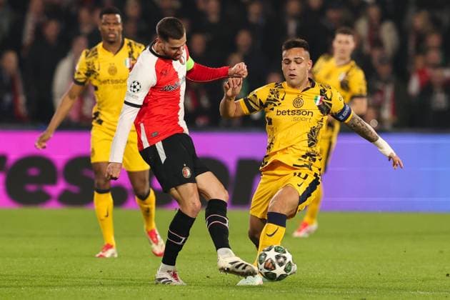 2025-03-05 Feyenoord v FC Internazionale Milano - UEFA Champions League 2024 25 Round of 16 First Leg ROTTERDAM, NETHERLANDS - MARCH 5: Lautaro Martinez of FC Internazionale Milano battles for the ball with David Hancko of Feyenoord during the UEFA Champions League 2024 25 Round of 16 First Leg match between Feyenoord and FC Internazionale Milano at Stadion Feijenoord on March 5, 2025 in Rotterdam, Netherlands. Rotterdam Stadion Feijenoord Netherlands Content not available for redistribution in The Netherlands directly or indirectly through any third parties. Copyright: xHansxvanxderxValkx