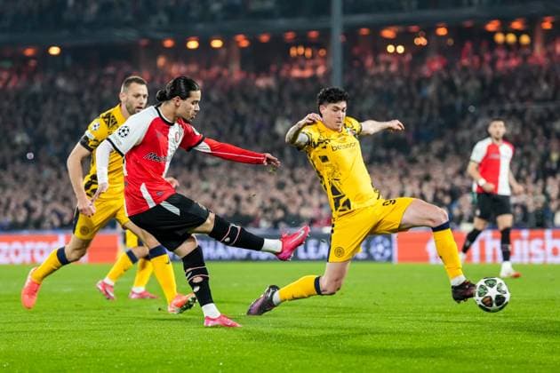 UEFA Champions League: Feyenoord v FC Inter Milan Rotterdam - Anis Hadj Moussa of Feyenoord, Alessandro Bastoni of FC Inter Milan during the 1st leg of the round of 16 of new format of the Champions League 2024 2025. The match is set between Feyenoord and FC Inter Milan at Stadion Feijenoord De Kuip on 5 March 2025 in Rotterdam, The Netherlands. Copyright: xYannickxVerhoevenx