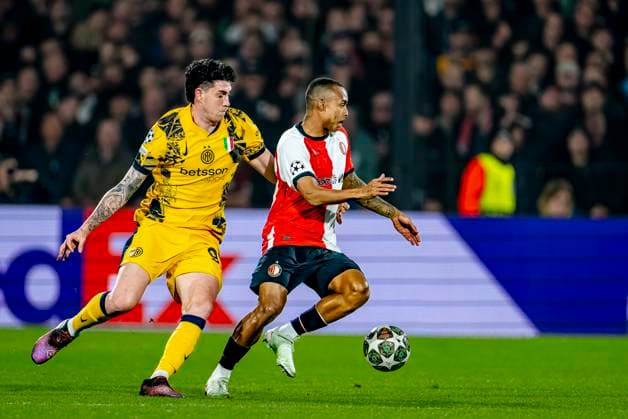 FC Internazionale Milan defender Alessandro Bastoni, Feyenoord Rotterdam forwarder Igor Paixao during the match Feyenoord - Inter at the Stadium De Kuip for the UEFA Champions League - Round of 16 - 1st leg season 2024-2025 in ROTTERDAM, Netherlands on 5 march 2025, (photo by Marcel van Dorst EYE4images DeFodi Images)
