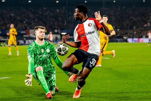 Sport Bilder des Tages FC Internazionale Milan goalkeeper Josep Martinez, Feyenoord Rotterdam forwarder Ibrahim Osman during the match Feyenoord - Inter at the Stadium De Kuip for the UEFA Champions League - Round of 16 - 1st leg season 2024-2025 in ROTTERDAM, Netherlands on 5 march 2025, (photo by Marcel van Dorst EYE4images DeFodi Images)