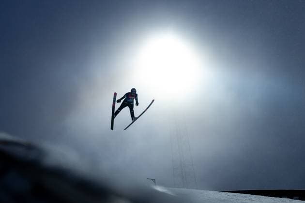 Sport Themen der Woche KW10 Sport Bilder des Tages LINDVIK Marius (Norwegen) im Lichtkegel des Flutlicht, NOR, FIS Nordische Ski Weltmeisterschaft Trondheim Granasen, Skispringen Mixed Team, Großschanze, Wettkampftag 6, Saison 2024 2025, 05.03.2025 NOR, FIS Nordische Ski Weltmeisterschaft Trondheim Granasen, Wettkampftag 6, Saison 2024 2025, 05.03.2025 Trondheim *** LINDVIK Marius Norway under the floodlights, NOR, FIS Nordic World Ski Championships Trondheim Granasen, Ski jumping mixed team, large hill, competition day 6, 2024 2025 season, 05 03 2025 NOR, FIS Nordic World Ski Championships Trondheim Granasen, competition day 6, 2024 2025 season, 05 03 2025 Trondheim Copyright: xEibner-Pressefoto Memmlerx EP_MMR