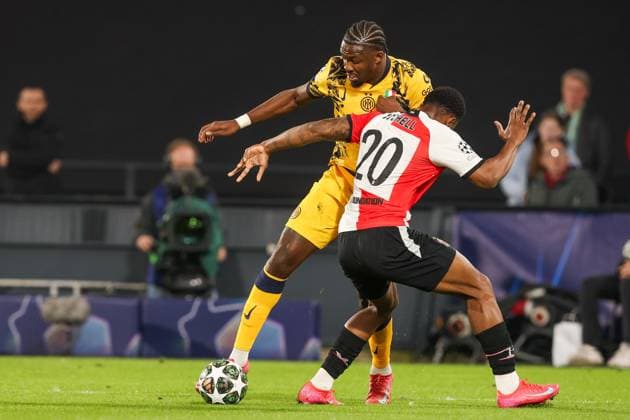 2025-03-05 Feyenoord v FC Internazionale Milano - UEFA Champions League 2024 25 Round of 16 First Leg ROTTERDAM, NETHERLANDS - MARCH 5: Denzel Dumfries of FC Internazionale Milano is challenged by Hugo Bueno of Feyenoord during the UEFA Champions League 2024 25 Round of 16 First Leg match between Feyenoord and FC Internazionale Milano at Stadion Feijenoord on March 5, 2025 in Rotterdam, Netherlands. Rotterdam Stadion Feijenoord Netherlands Content not available for redistribution in The Netherlands directly or indirectly through any third parties. Copyright: xHansxvanxderxValkx