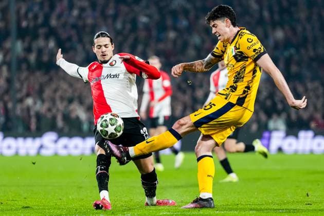 UEFA Champions League: Feyenoord v FC Inter Milan Rotterdam - David Hancko of Feyenoord, Alessandro Bastoni of FC Inter Milan during the 1st leg of the round of 16 of new format of the Champions League 2024 2025. The match is set between Feyenoord and FC Inter Milan at Stadion Feijenoord De Kuip on 5 March 2025 in Rotterdam, The Netherlands. Copyright: xYannickxVerhoevenx