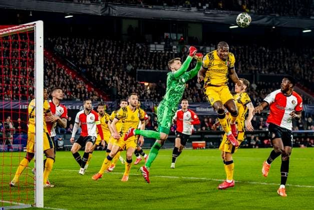 FC Internazionale Milan goalkeeper Josep Martinez, FC Internazionale Milan forwarder Marcus Thuram during the match Feyenoord - Inter at the Stadium De Kuip for the UEFA Champions League - Round of 16 - 1st leg season 2024-2025 in ROTTERDAM, Netherlands on 5 march 2025, (photo by Marcel van Dorst EYE4images DeFodi Images)