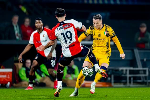 Feyenoord Rotterdam forwarder Julian Carranza, FC Internazionale Milan midfielder Piotr Zielinksi during the match Feyenoord - Inter at the Stadium De Kuip for the UEFA Champions League - Round of 16 - 1st leg season 2024-2025 in ROTTERDAM, Netherlands on 5 march 2025, (photo by Marcel van Dorst EYE4images DeFodi Images)
