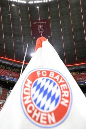 05.03.2025, xemx, Fussball UEFA Champions League, FC Bayern Muenchen - Bayer 04 Leverkusen v.l. Innenraum, Rasen, Tribuenen, Tribuene, Spielfeld Eckfahne Wappen Logo Trikot in Gedenken an Franz Beckenbauer in Allianz Arena. Es ist 15,70 Meter hoch sowie 10,54 Meter breit. (DFL DFB REGULATIONS PROHIBIT ANY USE OF PHOTOGRAPHS as IMAGE SEQUENCES and or QUASI-VIDEO) Muenchen