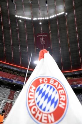 05.03.2025, xemx, Fussball UEFA Champions League, FC Bayern Muenchen - Bayer 04 Leverkusen v.l. Innenraum, Rasen, Tribuenen, Tribuene, Spielfeld Eckfahne Wappen Logo Trikot in Gedenken an Franz Beckenbauer in Allianz Arena. Es ist 15,70 Meter hoch sowie 10,54 Meter breit. (DFL DFB REGULATIONS PROHIBIT ANY USE OF PHOTOGRAPHS as IMAGE SEQUENCES and or QUASI-VIDEO) Muenchen