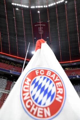 05.03.2025, xemx, Fussball UEFA Champions League, FC Bayern Muenchen - Bayer 04 Leverkusen v.l. Innenraum, Rasen, Tribuenen, Tribuene, Spielfeld Eckfahne Wappen Logo Trikot in Gedenken an Franz Beckenbauer in Allianz Arena. Es ist 15,70 Meter hoch sowie 10,54 Meter breit. (DFL DFB REGULATIONS PROHIBIT ANY USE OF PHOTOGRAPHS as IMAGE SEQUENCES and or QUASI-VIDEO) Muenchen