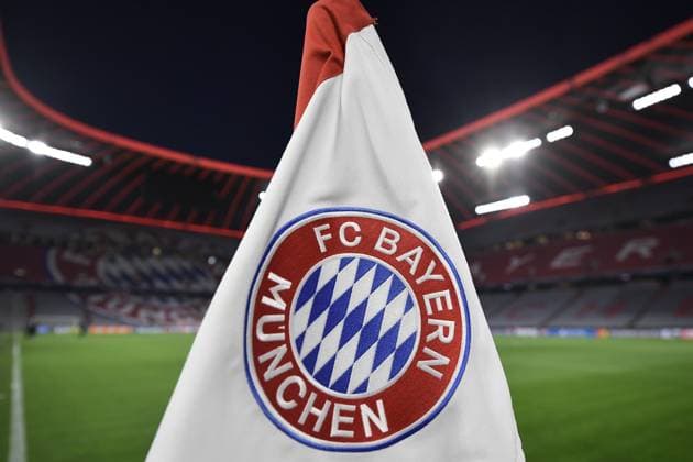 05.03.2025, xemx, Fussball UEFA Champions League, FC Bayern Muenchen - Bayer 04 Leverkusen v.l. Innenraum, Rasen, Tribuenen, Tribuene, Spielfeld Eckfahne Wappen Logo (DFL DFB REGULATIONS PROHIBIT ANY USE OF PHOTOGRAPHS as IMAGE SEQUENCES and or QUASI-VIDEO) Muenchen