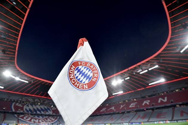 05.03.2025, xemx, Fussball UEFA Champions League, FC Bayern Muenchen - Bayer 04 Leverkusen v.l. Innenraum, Rasen, Tribuenen, Tribuene, Spielfeld Eckfahne Wappen Logo (DFL DFB REGULATIONS PROHIBIT ANY USE OF PHOTOGRAPHS as IMAGE SEQUENCES and or QUASI-VIDEO) Muenchen