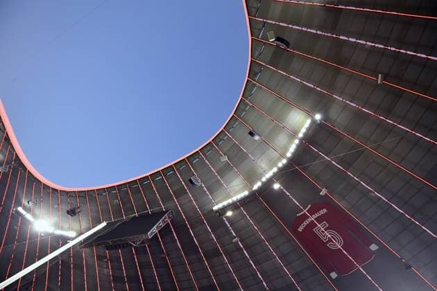 05.03.2025, xemx, Fussball UEFA Champions League, FC Bayern Muenchen - Bayer 04 Leverkusen v.l. Innenraum, Rasen, Tribuenen, Tribuene, Spielfeld Trikot in Gedenken an Franz Beckenbauer in Allianz Arena. Es ist 15,70 Meter hoch sowie 10,54 Meter breit. (DFL DFB REGULATIONS PROHIBIT ANY USE OF PHOTOGRAPHS as IMAGE SEQUENCES and or QUASI-VIDEO) Muenchen