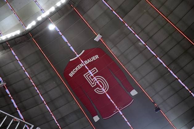 Sport Bilder des Tages 05.03.2025, xemx, Fussball UEFA Champions League, FC Bayern Muenchen - Bayer 04 Leverkusen v.l. Innenraum, Rasen, Tribuenen, Tribuene, Spielfeld Trikot in Gedenken an Franz Beckenbauer in Allianz Arena. Es ist 15,70 Meter hoch sowie 10,54 Meter breit. (DFL DFB REGULATIONS PROHIBIT ANY USE OF PHOTOGRAPHS as IMAGE SEQUENCES and or QUASI-VIDEO) Muenchen