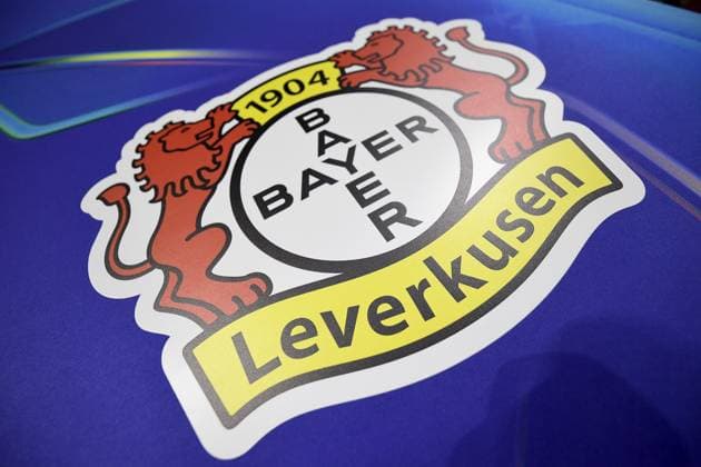 05.03.2025, xemx, Fussball UEFA Champions League, FC Bayern Muenchen - Bayer 04 Leverkusen v.l. Symbolbild Wappen Logo (DFL DFB REGULATIONS PROHIBIT ANY USE OF PHOTOGRAPHS as IMAGE SEQUENCES and or QUASI-VIDEO) Muenchen