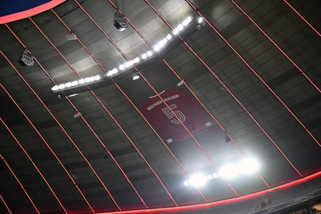 05.03.2025, xjrdrx, Fussball UEFA Champions League, FC Bayern Muenchen - Bayer 04 Leverkusen v.l. Trikot in Gedenken an Franz Beckenbauer in Allianz Arena. Es ist 15,70 Meter hoch sowie 10,54 Meter breit. (DFL DFB REGULATIONS PROHIBIT ANY USE OF PHOTOGRAPHS as IMAGE SEQUENCES and or QUASI-VIDEO) Muenchen