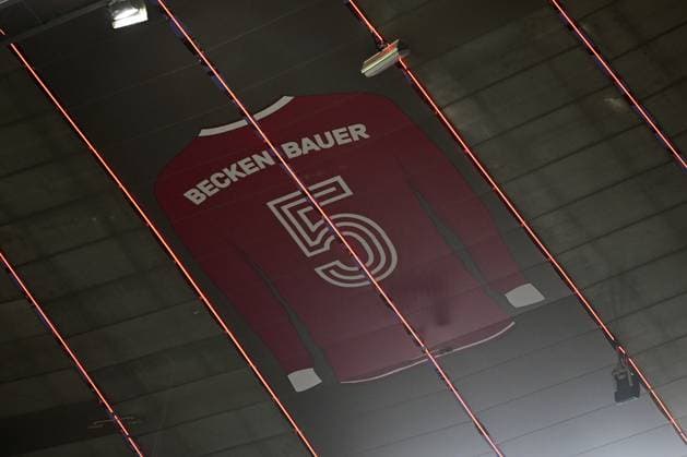 05.03.2025, xjrdrx, Fussball UEFA Champions League, FC Bayern Muenchen - Bayer 04 Leverkusen v.l. Trikot in Gedenken an Franz Beckenbauer in Allianz Arena. Es ist 15,70 Meter hoch sowie 10,54 Meter breit. (DFL DFB REGULATIONS PROHIBIT ANY USE OF PHOTOGRAPHS as IMAGE SEQUENCES and or QUASI-VIDEO) Muenchen