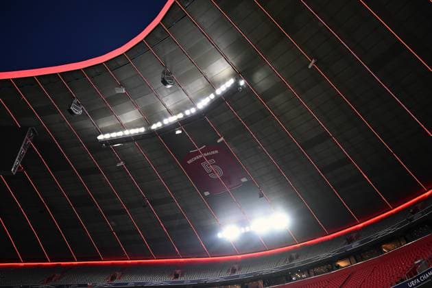05.03.2025, xjrdrx, Fussball UEFA Champions League, FC Bayern Muenchen - Bayer 04 Leverkusen v.l. Trikot in Gedenken an Franz Beckenbauer in Allianz Arena. Es ist 15,70 Meter hoch sowie 10,54 Meter breit. (DFL DFB REGULATIONS PROHIBIT ANY USE OF PHOTOGRAPHS as IMAGE SEQUENCES and or QUASI-VIDEO) Muenchen
