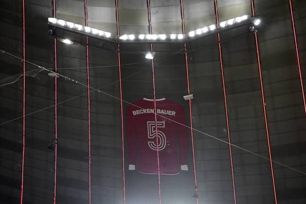 05.03.2025, xjrdrx, Fussball UEFA Champions League, FC Bayern Muenchen - Bayer 04 Leverkusen v.l. Trikot in Gedenken an Franz Beckenbauer in Allianz Arena. Es ist 15,70 Meter hoch sowie 10,54 Meter breit. (DFL DFB REGULATIONS PROHIBIT ANY USE OF PHOTOGRAPHS as IMAGE SEQUENCES and or QUASI-VIDEO) Muenchen