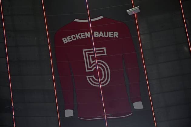 05.03.2025, xjrdrx, Fussball UEFA Champions League, FC Bayern Muenchen - Bayer 04 Leverkusen v.l. Trikot in Gedenken an Franz Beckenbauer in Allianz Arena. Es ist 15,70 Meter hoch sowie 10,54 Meter breit. (DFL DFB REGULATIONS PROHIBIT ANY USE OF PHOTOGRAPHS as IMAGE SEQUENCES and or QUASI-VIDEO) Muenchen