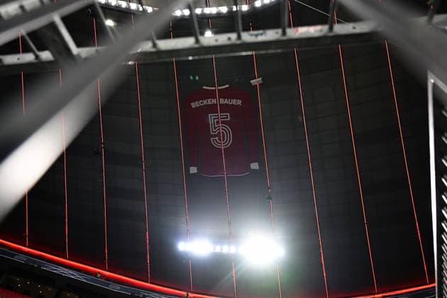 05.03.2025, xjrdrx, Fussball UEFA Champions League, FC Bayern Muenchen - Bayer 04 Leverkusen v.l. Trikot in Gedenken an Franz Beckenbauer in Allianz Arena. Es ist 15,70 Meter hoch sowie 10,54 Meter breit. (DFL DFB REGULATIONS PROHIBIT ANY USE OF PHOTOGRAPHS as IMAGE SEQUENCES and or QUASI-VIDEO) Muenchen