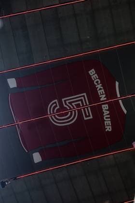 UEFA Champions League, FC Bayern München - Bayer 04 Leverkusen; 05.03.2025 Über der Südkurve ist das Trikot von Franz Beckenbauer, 5, ins Stadiondach gemalt. Tribut, Andenken UEFA Champions League Achtelfinale Hinspiel, FC Bayern München - Bayer 04 Leverkusen; München, Allianz Arena am 05.03.2025 Copyright: xBEAUTIFULxSPORTS Wunderlx