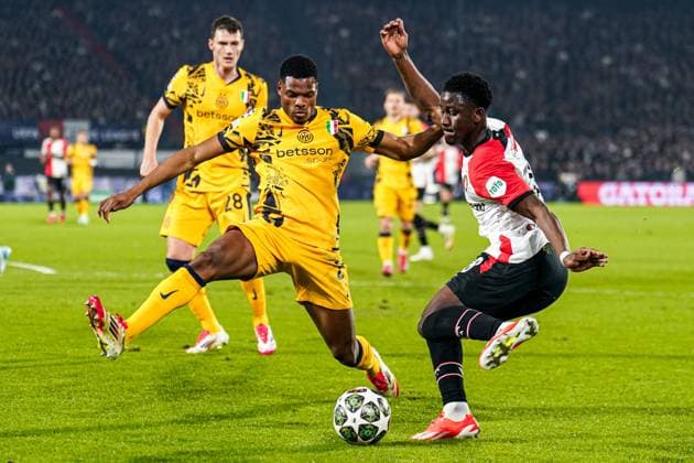 2025-03-05 Feyenoord v FC Internazionale Milano - UEFA Champions League 2024 25 Round of 16 First Leg ROTTERDAM, NETHERLANDS - MARCH 5: Ibrahim Osman of Feyenoord dribbles past Denzel Dumfries of FC Internazionale Milano during the UEFA Champions League 2024 25 Round of 16 First Leg match between Feyenoord and FC Internazionale Milano at Stadion Feijenoord on March 5, 2025 in Rotterdam, Netherlands. Rotterdam Stadion Feijenoord Netherlands Content not available for redistribution in The Netherlands directly or indirectly through any third parties. Copyright: xJorisxVerwijstx